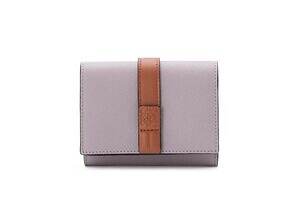 ロエベのウィメンズ革財布、“アナグラム”モチーフのくすみカラー三つ折りウォレットなど|写真4