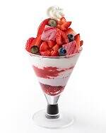 タカノフルーツパーラー「3種ベリーのパフェ」苺・ラズベリー・ブルーペリーの甘酸っぱい限定パフェ｜写真1