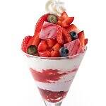 タカノフルーツパーラー「3種ベリーのパフェ」苺・ラズベリー・ブルーペリーの甘酸っぱい限定パフェ｜写真2