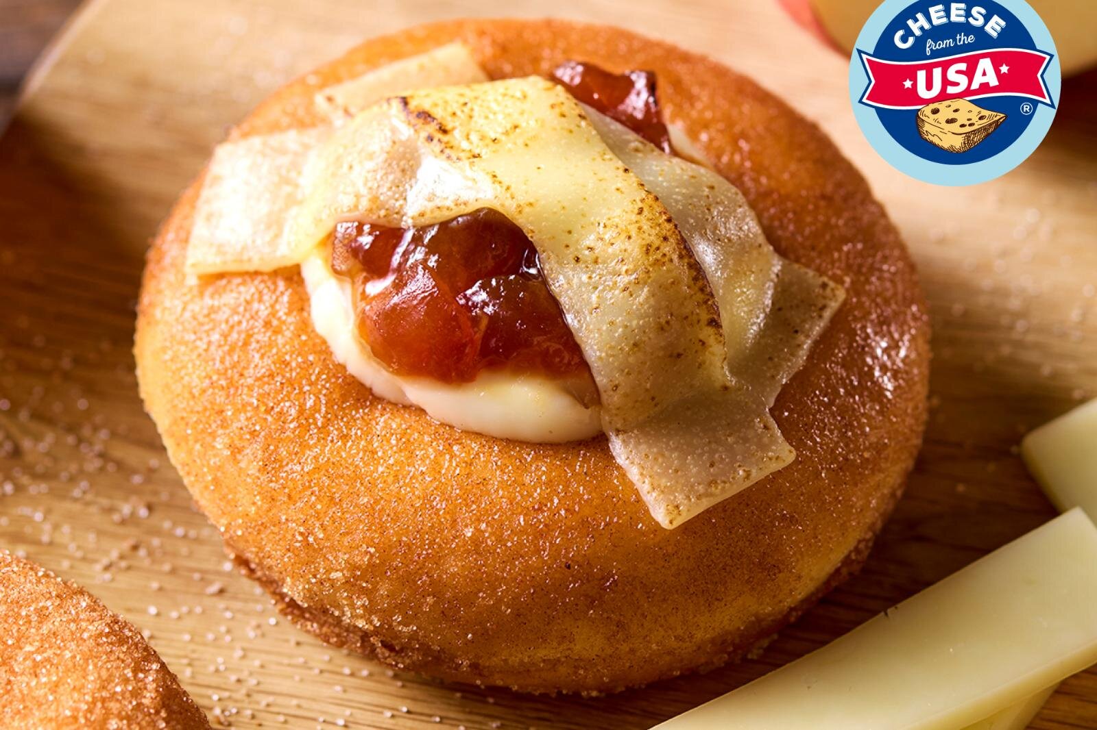 クリスピー・クリーム・プレミアム秋の新作、“シナモン香る”アップルパイドーナツに炙りチーズをオン