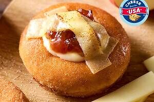 クリスピー・クリーム・プレミアム秋の新作、“シナモン香る”アップルパイドーナツに炙りチーズをオン