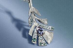 「源氏物語」着想のカラーストーンジュエリー、“光で色が変わる”孔雀の羽型ネックレスなどビズーから