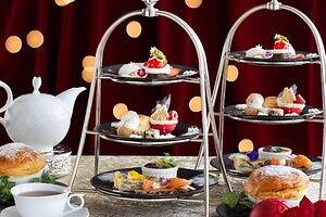 ウェスティンホテル大阪25年クリスマスアフタヌーンティー、”煙突にはまったサンタ”のチョコムース