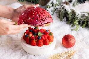 ヒルトン京都25年クリスマス、“まるでスノードーム”なオーナメント型ショート＆トレインケーキ｜写真2