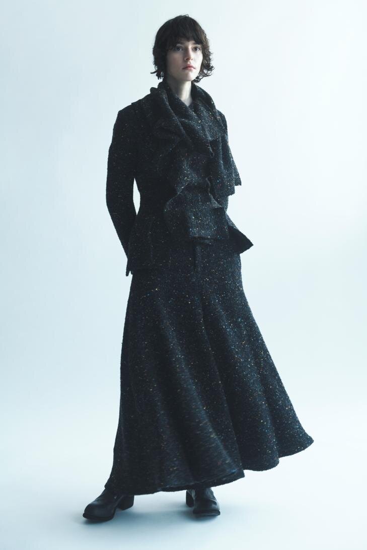 ストール巻ジャケット 155,400円 右フラシ布フレアスカート 96,600円