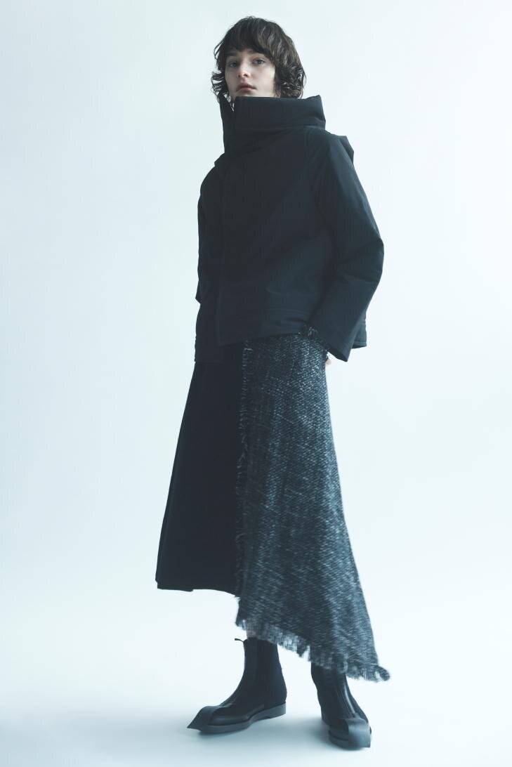 スクエアジャケット 140,800円 アップリケラップ風スカート 94,600円