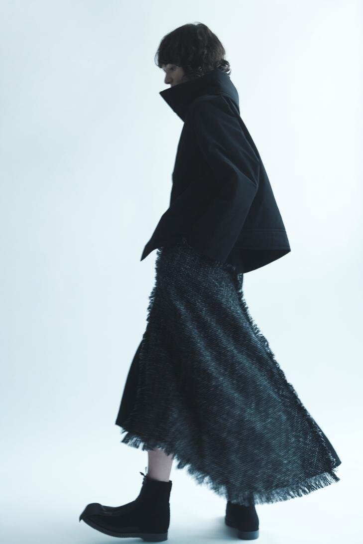 ヨウジヤマモトのツイードジャケットやスカート、流れるようなドレープの黒ドレスも｜写真2