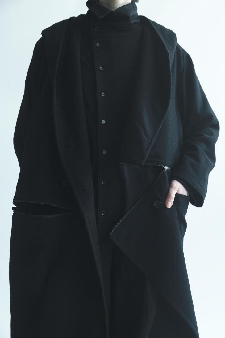 ヨウジヤマモトのツイードジャケットやスカート、流れるようなドレープの黒ドレスも｜写真8