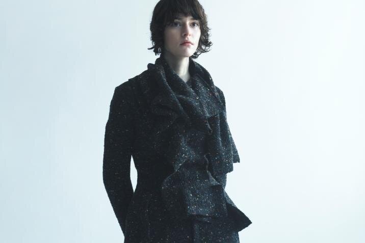 ヨウジヤマモトのツイードジャケットやスカート、流れるようなドレープの黒ドレスも