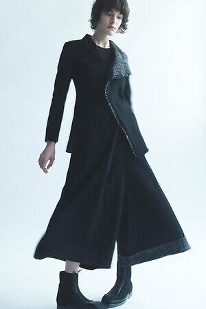 ヨウジヤマモトのツイードジャケットやスカート、流れるようなドレープの黒ドレスも｜写真4