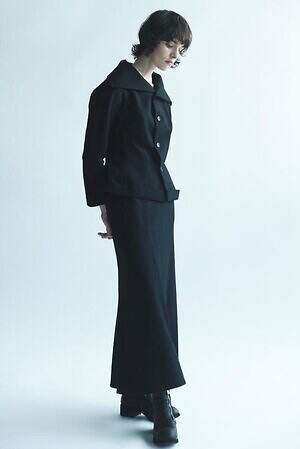 ヨウジヤマモトのツイードジャケットやスカート、流れるようなドレープの黒ドレスも｜写真5