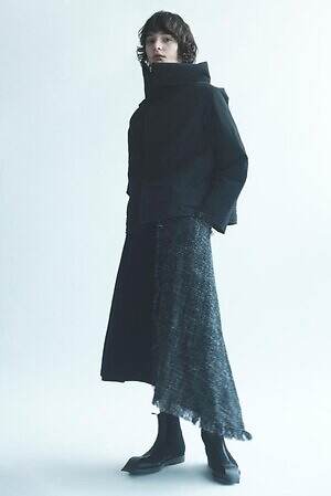 ヨウジヤマモトのツイードジャケットやスカート、流れるようなドレープの黒ドレスも｜写真3