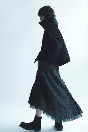 ヨウジヤマモトのツイードジャケットやスカート、流れるようなドレープの黒ドレスも｜写真2