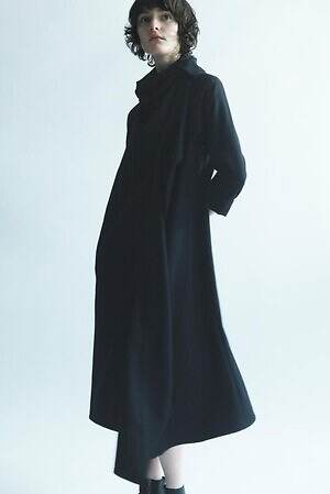 ヨウジヤマモトのツイードジャケットやスカート、流れるようなドレープの黒ドレスも｜写真7