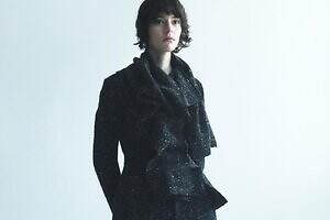 ヨウジヤマモトのツイードジャケットやスカート、流れるようなドレープの黒ドレスも