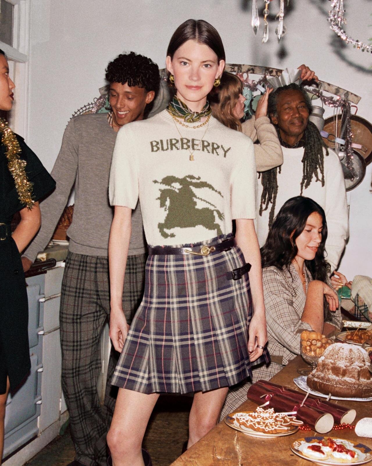 バーバリー“チェック柄”カシミヤマフラー、ふんわりアルパカウールブレンドのストールも｜写真19