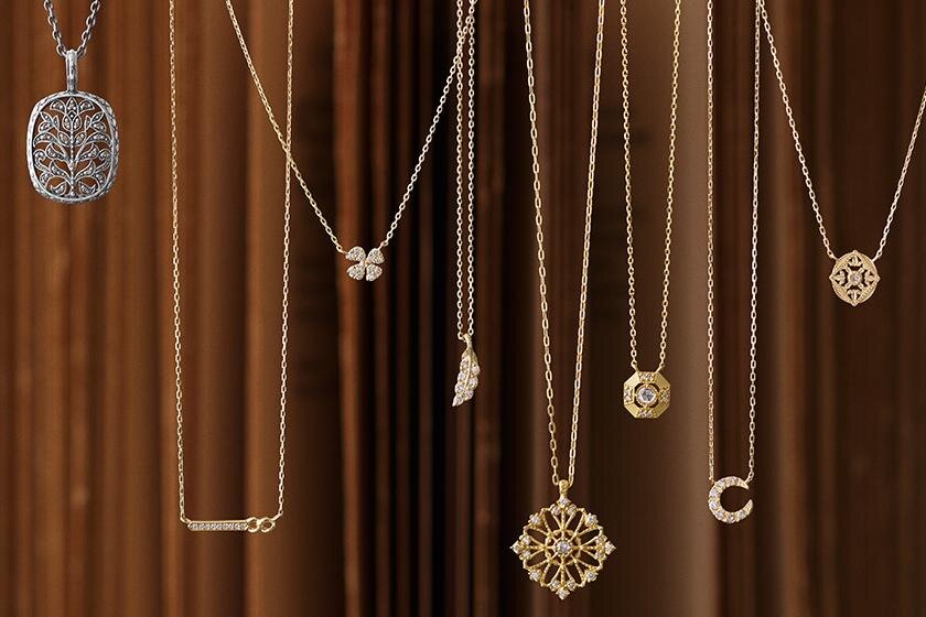 アガットのダイヤモンドジュエリー、透かし模様のネックレスや"植物＆月"モチーフのピアス