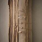 アガットのダイヤモンドジュエリー、透かし模様のネックレスや"植物＆月"モチーフのピアス｜写真5