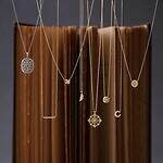 アガットのダイヤモンドジュエリー、透かし模様のネックレスや"植物＆月"モチーフのピアス｜写真1