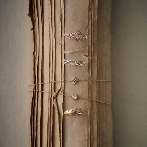 アガットのダイヤモンドジュエリー、透かし模様のネックレスや"植物＆月"モチーフのピアス｜写真5