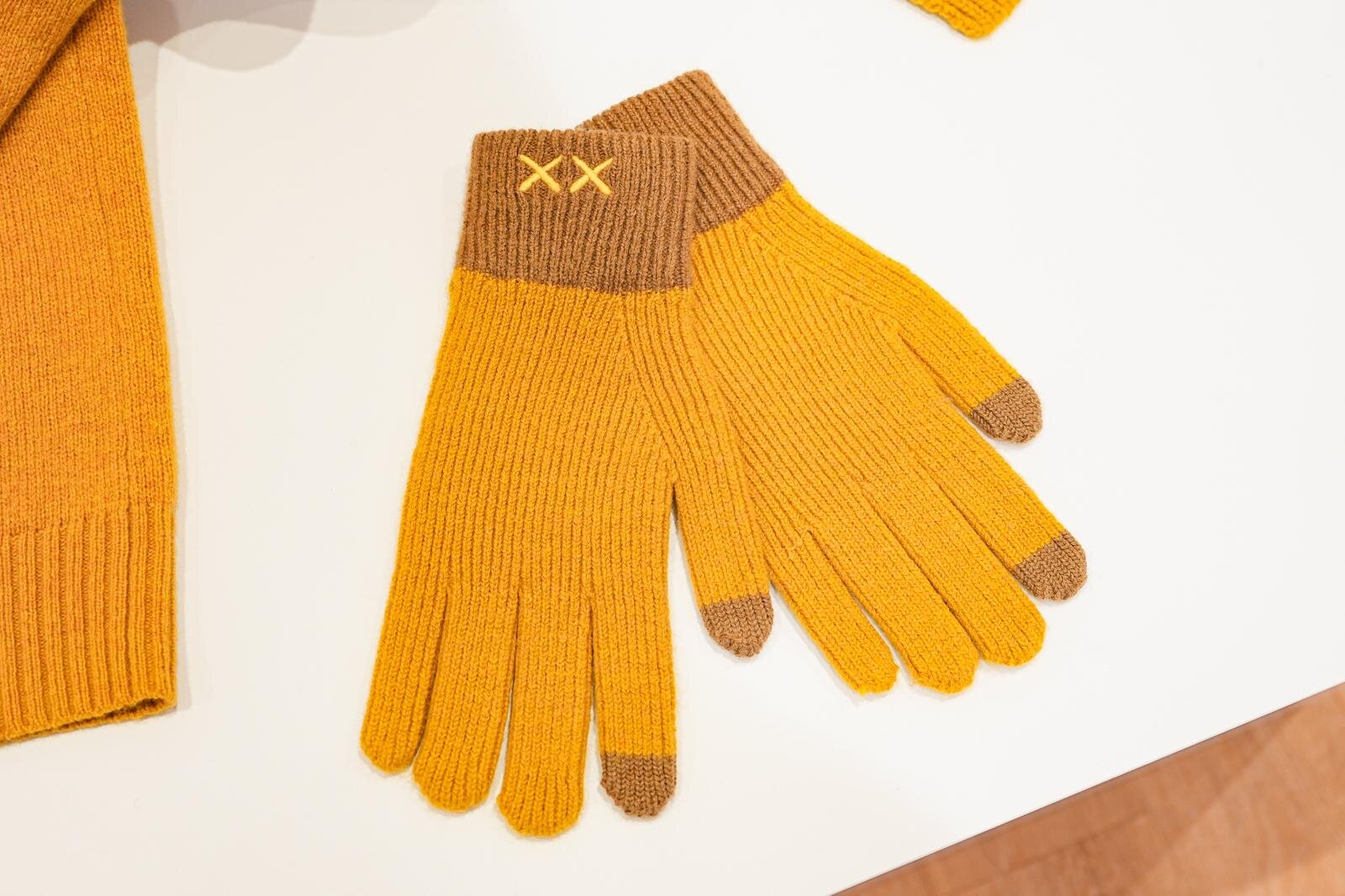 ユニクロ×KAWSニットウェア、カシミヤセーターや“XX刺繍”のヒートテックニットマフラー｜写真42