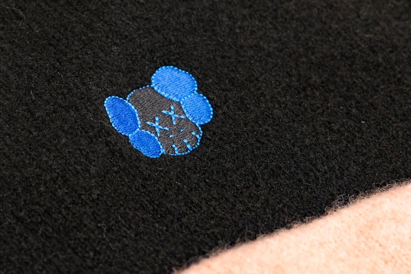 ユニクロ×KAWSニットウェア、カシミヤセーターや“XX刺繍”のヒートテックニットマフラー｜写真38