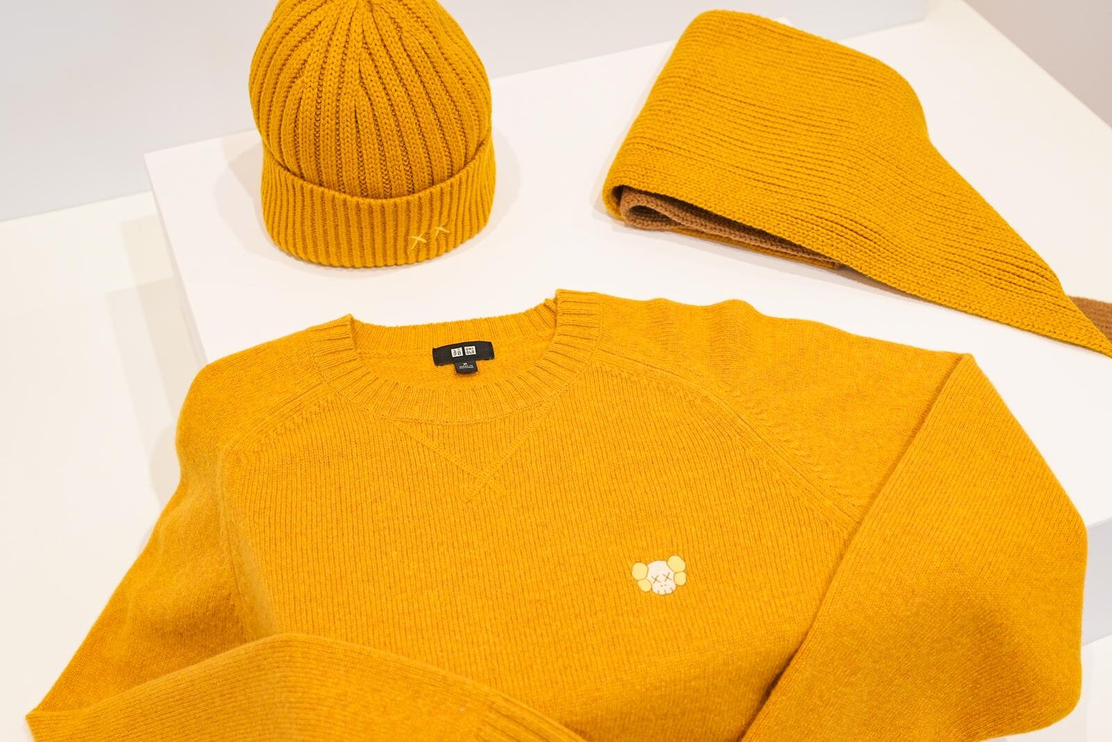 ユニクロ×KAWSニットウェア、カシミヤセーターや“XX刺繍”のヒートテックニットマフラー｜写真51
