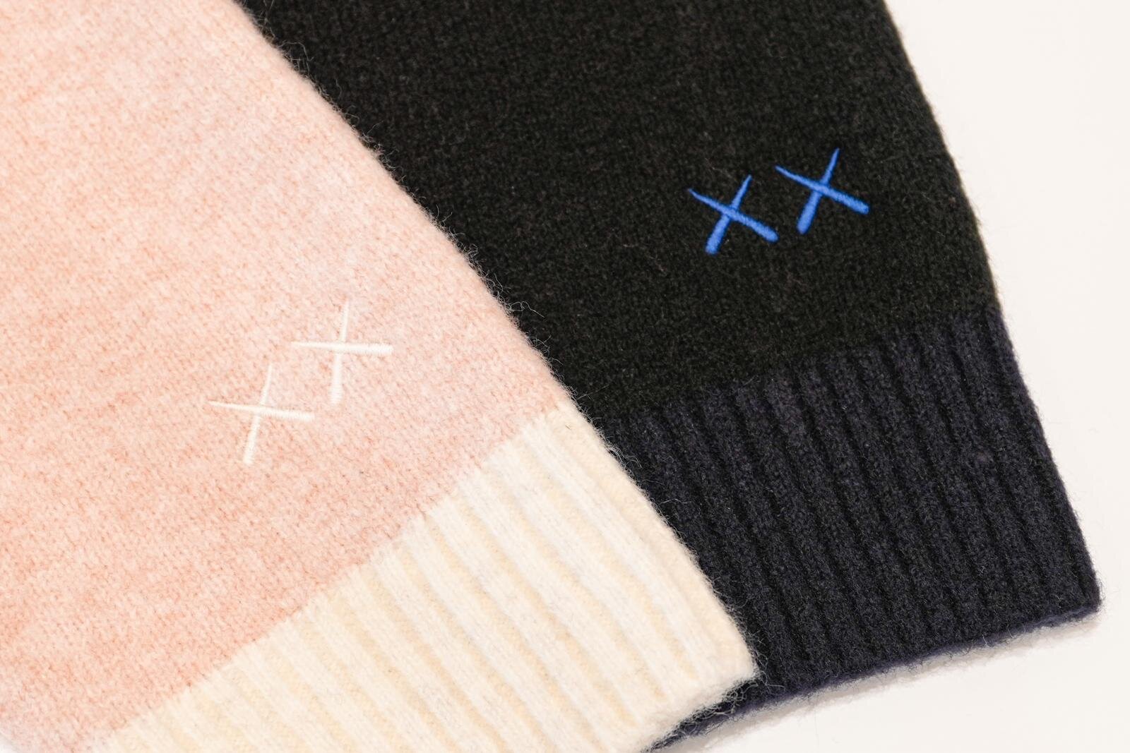 ユニクロ×KAWSニットウェア、カシミヤセーターや“XX刺繍”のヒートテックニットマフラー｜写真48