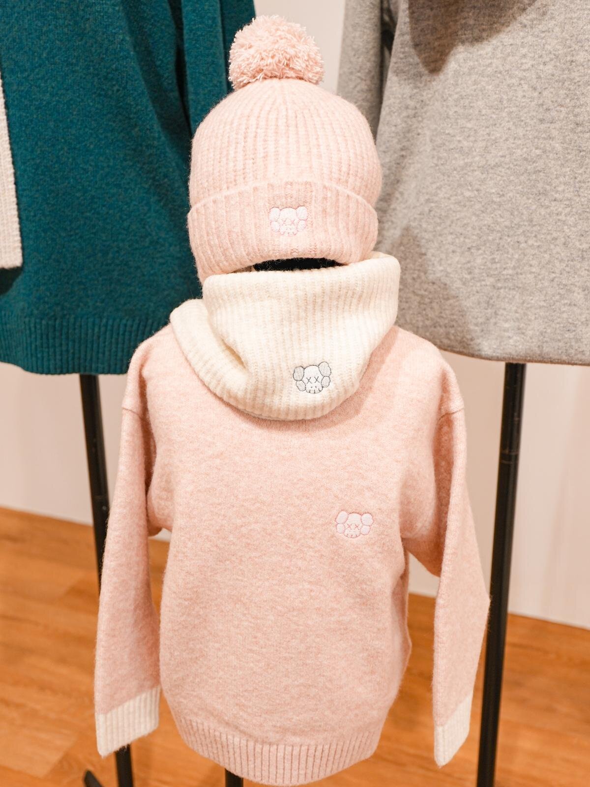 ユニクロ×KAWSニットウェア、カシミヤセーターや“XX刺繍”のヒートテックニットマフラー｜写真47