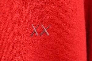 ユニクロ×KAWSニットウェア、カシミヤセーターや“XX刺繍”のヒートテックニットマフラー｜写真45