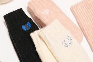 ユニクロ×KAWSニットウェア、カシミヤセーターや“XX刺繍”のヒートテックニットマフラー｜写真49