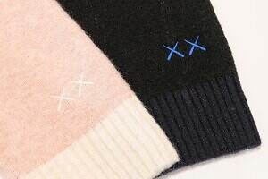 ユニクロ×KAWSニットウェア、カシミヤセーターや“XX刺繍”のヒートテックニットマフラー｜写真48