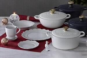 ル・クルーゼの25年クリスマス限定“蔦や花のレース”ココット鍋＆フタ付きマグカップ