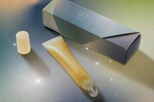 オサジ25年冬コスメ“優雅なネロリ”香るリップ美容液、オーロラのように煌めく限定パッケージで