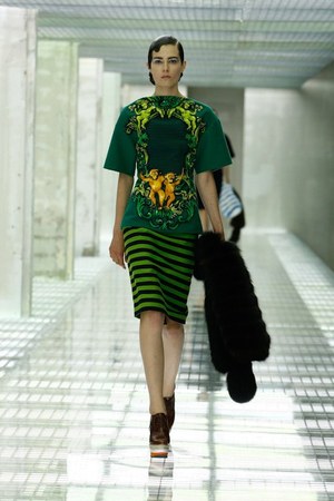 PRADA フリル付き葉柄ノースリーブチュニック 南米の気分たっぷり、ミニマルでバロックなプラダ(Prada)の最新
