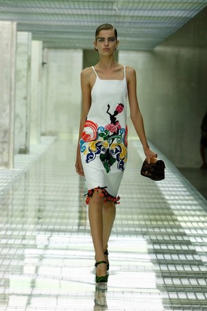 南米の気分たっぷり、ミニマルでバロックなプラダ(Prada)の最新