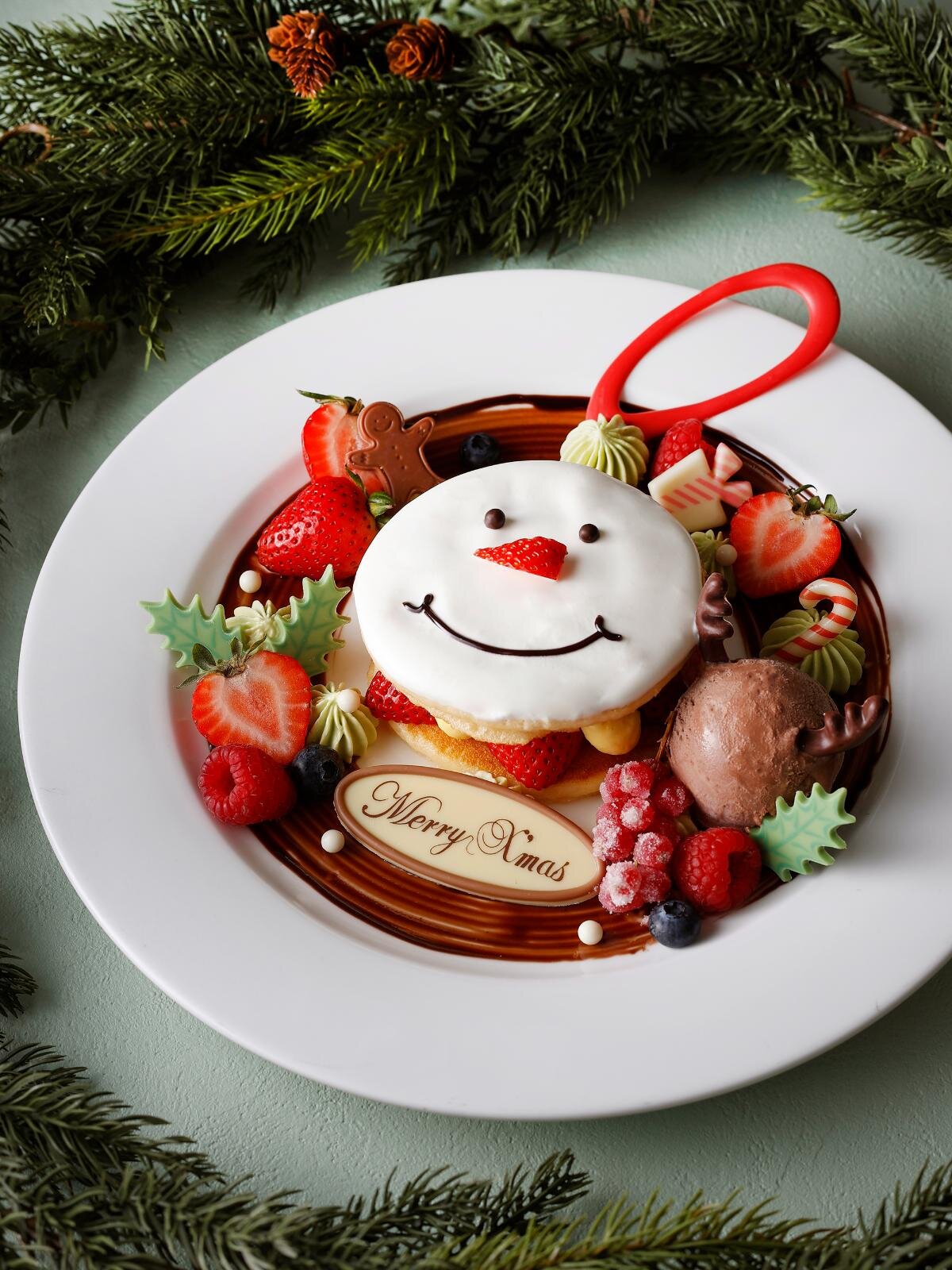 ザ ストリングス 表参道クリスマス限定「スノーマンリース パンケーキ」フレッシュ苺＆チョコアイスのせ｜写真3