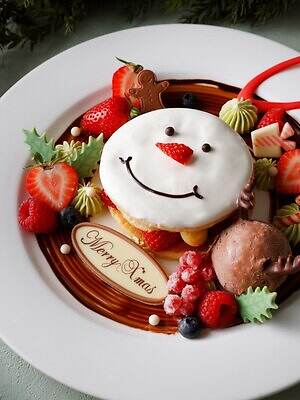 ザ ストリングス 表参道クリスマス限定「スノーマンリース パンケーキ」フレッシュ苺＆チョコアイスのせ｜写真4