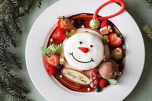 ザ ストリングス 表参道クリスマス限定「スノーマンリース パンケーキ」フレッシュ苺＆チョコアイスのせ