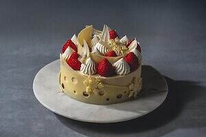 パティスリーパブロフ25年クリスマスケーキ「ホワイトクリスマス」テーマの”純白フリル”ケーキ｜写真2