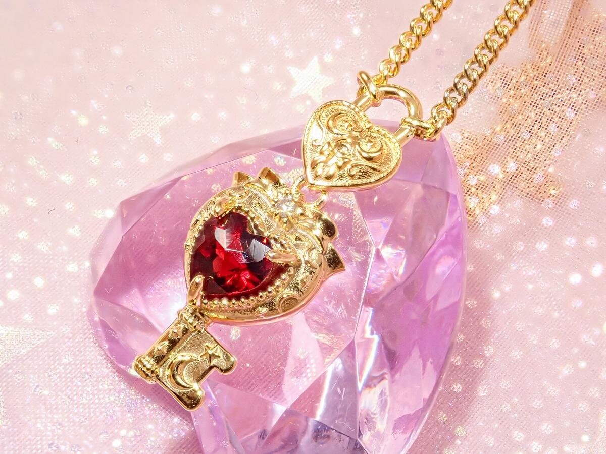 「ハートキーロックペンダント」(シルバーモデル/ゴールドカラー/ガーネット) 29,800円