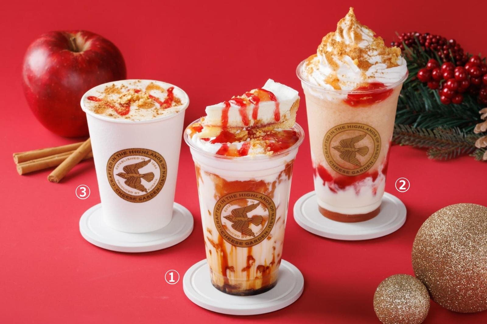 (左から)アップルシナモンフロマージュミルクティー 700円 アップルシナモンフローズンフロマージュ 850円 アップルシナモンレアチーズケーキドリンク 900円 