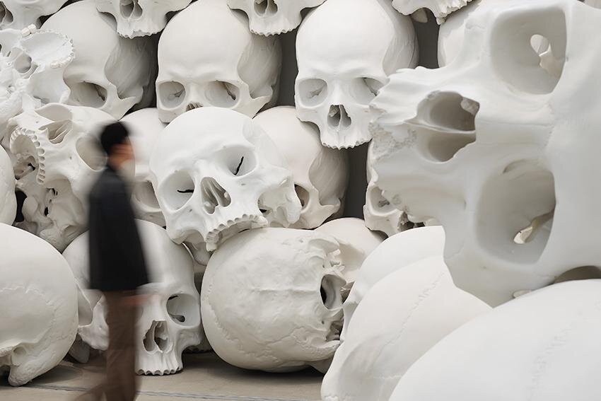 展覧会「ロン・ミュエク」展が六本木・森美術館で、“巨大な頭蓋骨彫刻”100点のインスタレーション