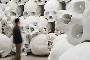 展覧会「ロン・ミュエク」展が六本木・森美術館で、“巨大な頭蓋骨彫刻”100点のインスタレーション