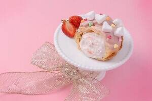 ビアードパパ×「プリキュア」苺ミルクシュークリーム、ハート型マシュマロを“可愛く”トッピング|写真1