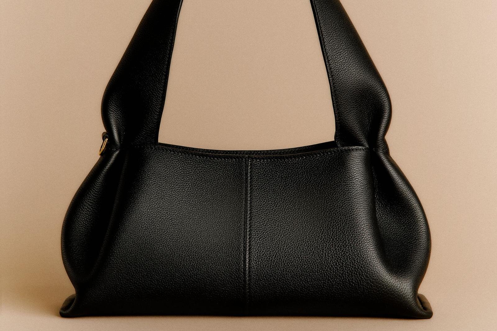 レザーバッグ｜ポレーヌのアイコンバッグ「ヌメロ・ヌフ」から初のショルダータイプ、曲線フォルム×上質レザー