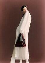 ポレーヌのアイコンバッグ「ヌメロ・ヌフ」から初のショルダータイプ、曲線フォルム×上質レザー｜写真2