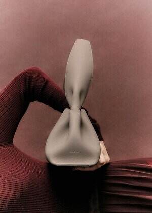 ポレーヌのアイコンバッグ「ヌメロ・ヌフ」から初のショルダータイプ、曲線フォルム×上質レザー｜写真3