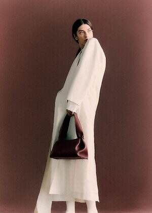 ポレーヌのアイコンバッグ「ヌメロ・ヌフ」から初のショルダータイプ、曲線フォルム×上質レザー｜写真2