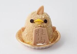 「将棋の日ぴよりん」芳醇なチャイティー味ババロア×濃厚プリン、将棋の駒型チョコレートをトッピング｜写真2